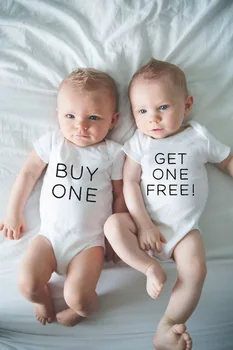 1pc Buy One Get One Free Novas Infantil Bebê Gêmeos Meninos Meninas rapazes raparigas Macacão de Recém-nascidos Gêmeos Roupas Engraçado Impressão de Romper