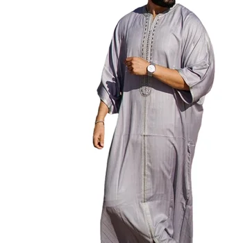 2023 Novo Estilo de Roupas masculinas Moda Muçulmana do Oriente Médio em Dubai V-pescoço Médio-manga de Cor Sólida Bordado Casua Jubba Thobe